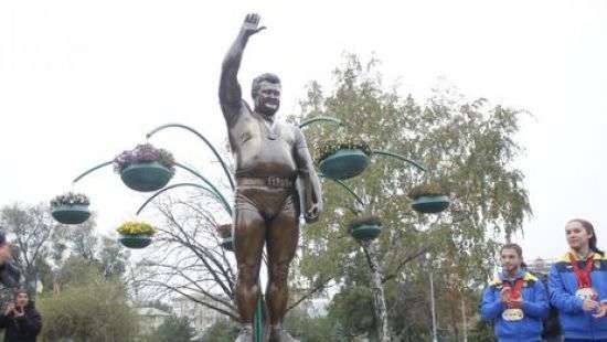 В Запорожье открыли памятник силачу Жаботинскому, кумиру Шварценеггера