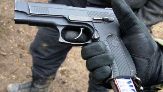 В России мужчина ограбил пять цветочных магазинов, угрожая продавцам «Сникерсом»