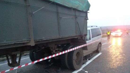 В Николаевской области пассажирский микроавтобус влетел под грузовик