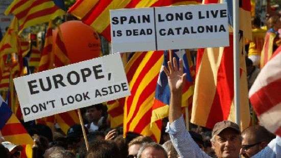 В Каталонии уже избавляются от флагов Испании - ВИДЕО