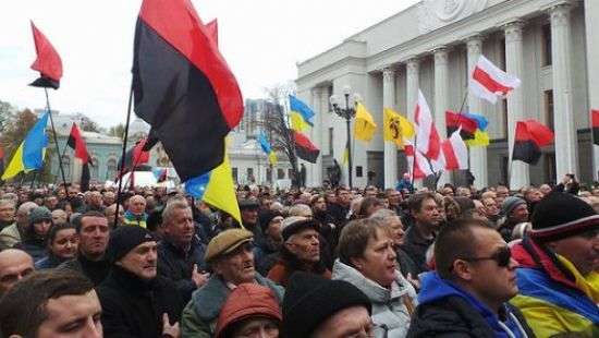 Под Верховной Радой проходит митинг - ФОТО