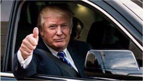 Американка показала средний палец кортежу Трампа (фото)