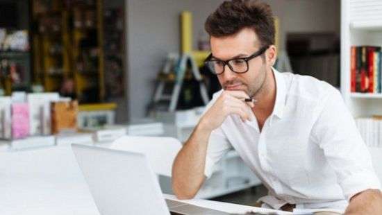 Как нужно сидеть, чтоб не навредить здоровью, рассказали врачи