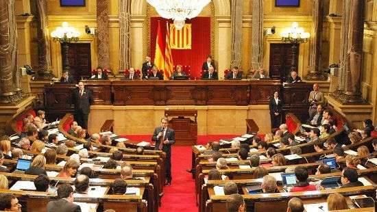 Парламент Каталонии признал решение испанской власти о своем роспуске