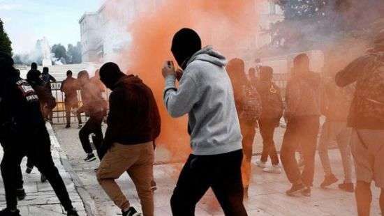 В Афинах полиция применила слезоточивый газ во время митинга школьников