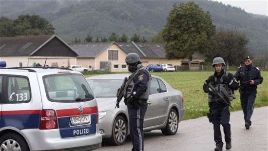 В Австрии ищут расстрелявшего людей мужчину с карабином