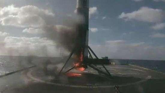 Первая ступень ракеты-носителя Falcon 9 загорелась при посадке (видео)