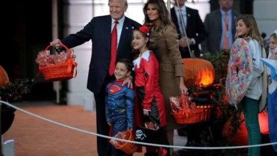 Обнародованы ФОТО, как Трамп в Белом доме отмечал Хэллоуин