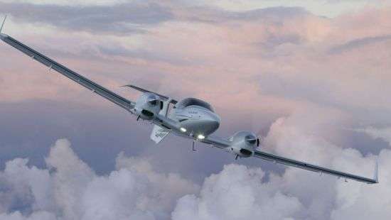 В Индии от летящего самолета оторвалась дверь и упала на дом