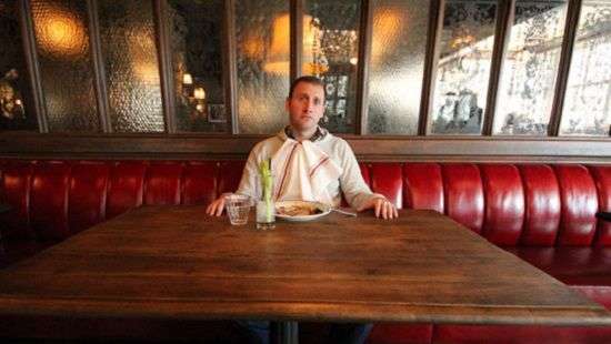 Почему кушать одному опасно для здоровья, рассказали эксперты