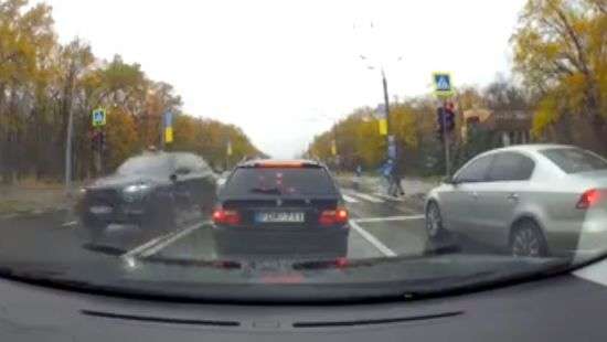 Урок Зайцевой ничему не учит: в Харькове продолжают «пролетать» на красные сигналы светофора (ВИДЕО)