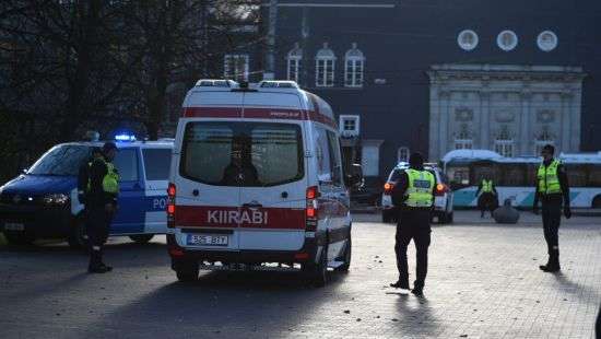 В Эстонии полиция застрелила мужчину, размахивающего ножами на улице