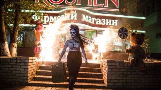 Активистки Femen сожгли медведей у магазина Порошенко