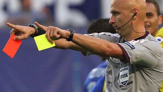 В футболе ввели желтые и красные карточки для тренеров