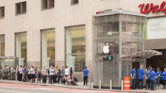 В Нью-Йорке открыли фейковый магазин Apple, возле которого сразу начала собираться очередь (ВИДЕО)