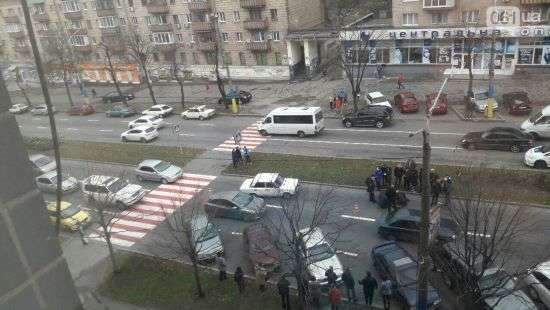 В Запорожье, на пешеходном переходе, автомобиль сбил двоих детей (ФОТО)
