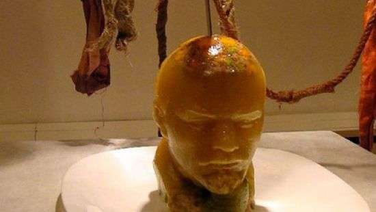 В Беларуси показали пронзенную ножом голову Ленина из холодца