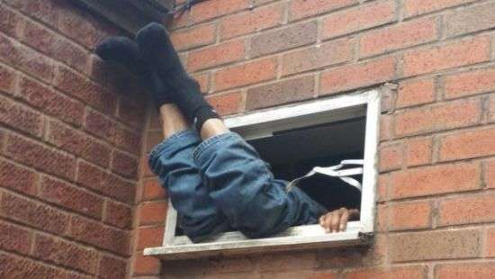 В Англии горе-вор застрял в окне вытяжки и ждал помощи семь часов (ФОТО)