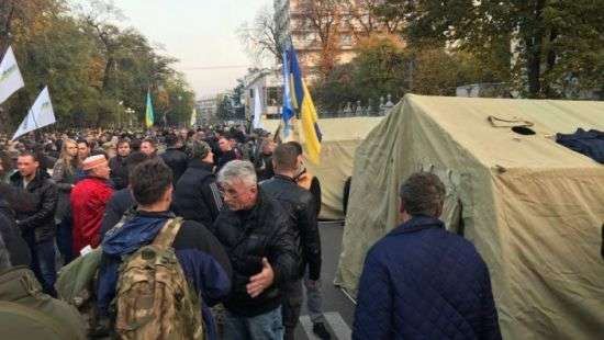 Под Радой люди в балаклавах обыскивают посетителей