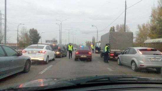 На въезде в Киев полиция ищет оружие в автомобилях