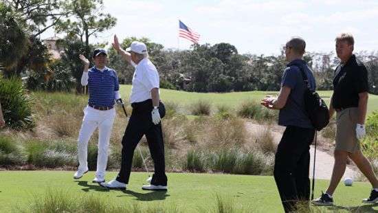 Трамп сыграл в гольф с премьер-министром Японии (видео)