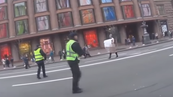 В Киеве голый блогер проверил физподготовку копов (видео)