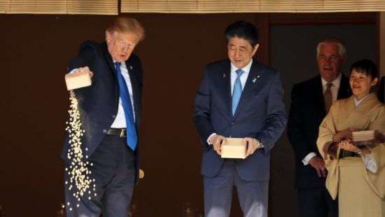 Трамп оконфузился в Японии (ФОТО)