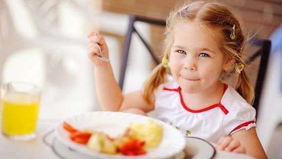 Как научить детей правильно питаться, рассказали психологи
