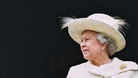 Королева Британии инвестировала в офшоры 10 млн фунтов - СМИ
