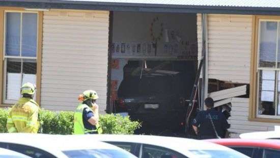 В Австралии дама на авто въехала в школу, есть жертвы