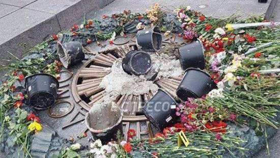 В Киеве вандалы зацементировали Вечный огонь