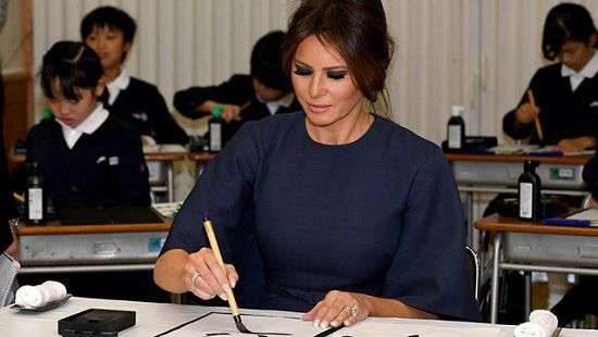 Первая леди США учиться писать иероглифами в Токио (ФОТО)