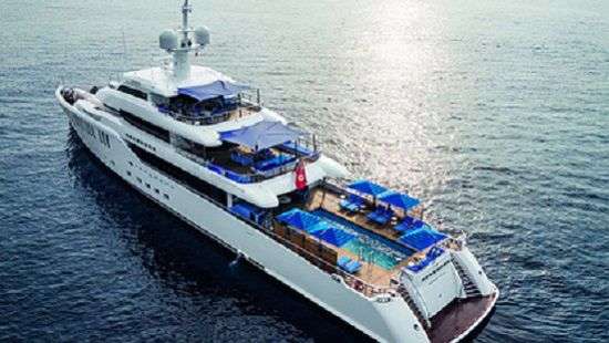 Новую яхту миллиардера украсили голые женщины (ФОТО)