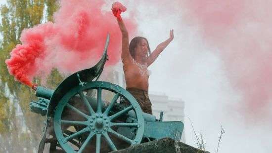 Полуголая активистка Femen призывала «раздавить шоколадную гидру» - ФОТО, ВИДЕО