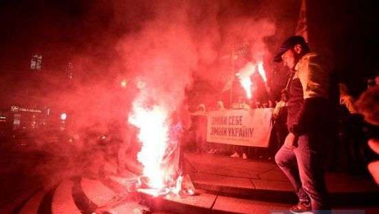 В центре Киева сожгли чучело Ленина - ФОТО, ВИДЕО
