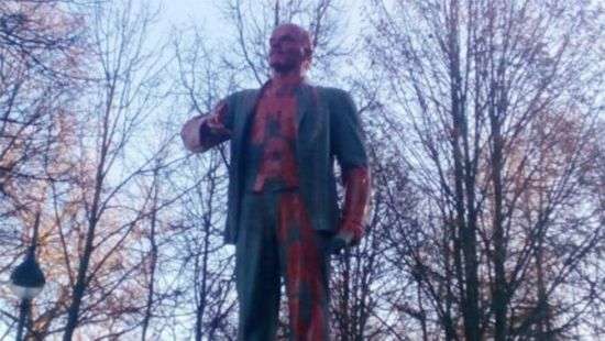 В Санкт-Петербурге облили краской памятник Ленину