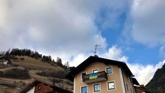 Пенсионера выбросили из окна в Крыму за украинский флаг
