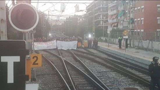 В Каталонии сторонники независимости перекрыли движение транспорта