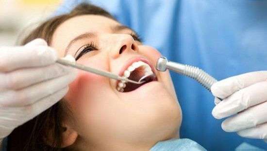 Стоматологи назвали причину выпадения зубных пломб