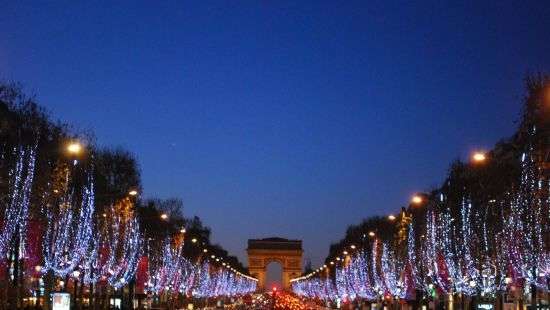 В Лондоне и Париже зажгли первые рождественские огни (ВИДЕО)