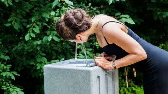 На улицах Парижа появились фонтанчики с газированной водой