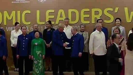 На саммите АТЭС Трамп подошел к Путину и пожал руку (ФОТО/ВИДЕО)