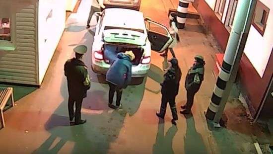 Россияне попытались вывезти в Россию гражданку Украины в багажнике - ВИДЕО