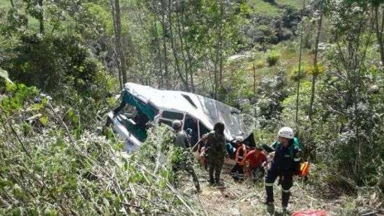 В Колумбии туристический автобус сорвался в ущелье, есть погибшие