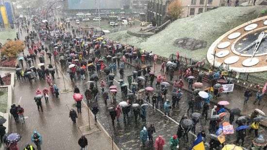 В Киеве под дождем прошел «Марш возмущенных»