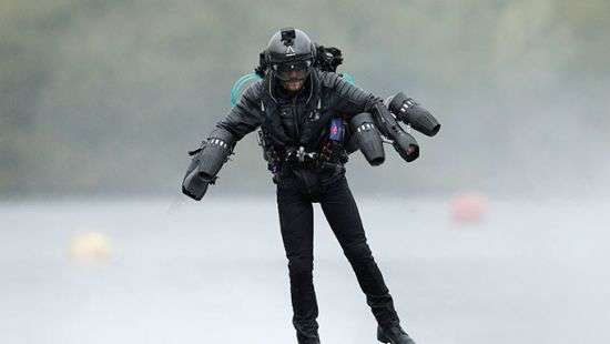 Британец побил мировой рекорд скорости в летающем костюме (ВИДЕО)