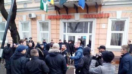 С горсовета на Закарпатье «свободовцы» сорвали венгерский флаг (ВИДЕО)