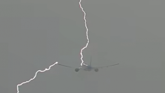 Пассажирский авиалайнер компании KLM на взлете поразила молния (видео)