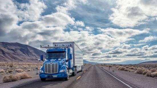 Самоуправляемые грузовики теперь курсируют между Техасом и Калифорнией