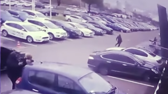 Камера запечатлела дерзкое ограбление у автосалона в Киеве (видео)